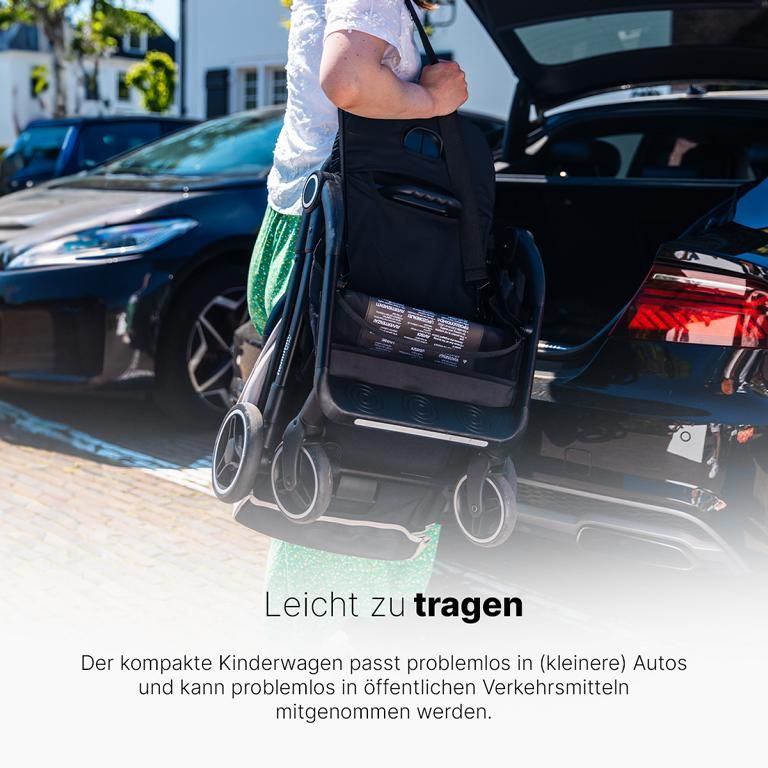 Gefalteter schwarzer Kinderwagen wird aus einem Auto gehoben. Text: Leicht zu tragen.
