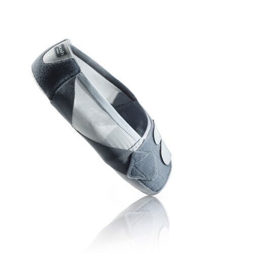 Grau-blaue Fußbandage in Schrägansicht. Klettverschlüsse und gepolsterte Bereiche sind sichtbar. Das Produkt liegt auf einer reflektierenden Oberfläche.