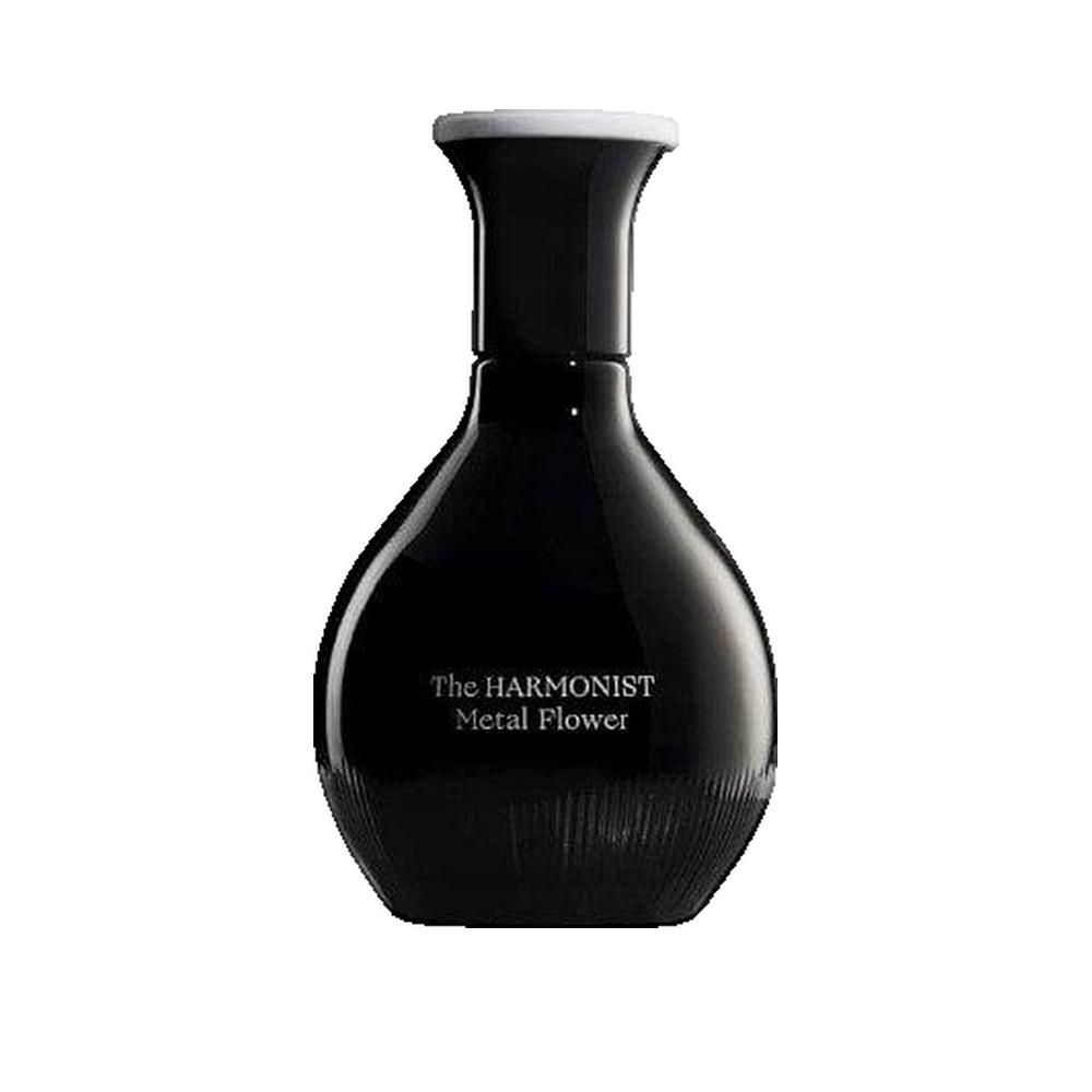 Schwarzer Flakon mit weißem Verschluss. Aufschrift: The HARMONIST Metal Flower. Flaschenform: bauchig, mit geriffelter Oberfläche.