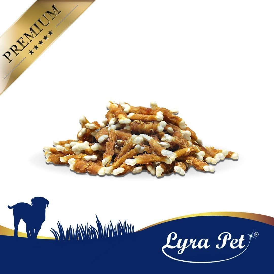 Haufen von Lyra Pet Calciumknochen mit Hühnerbruststreifen. Knochen mit weißem Belag. Logo am unteren Rand.