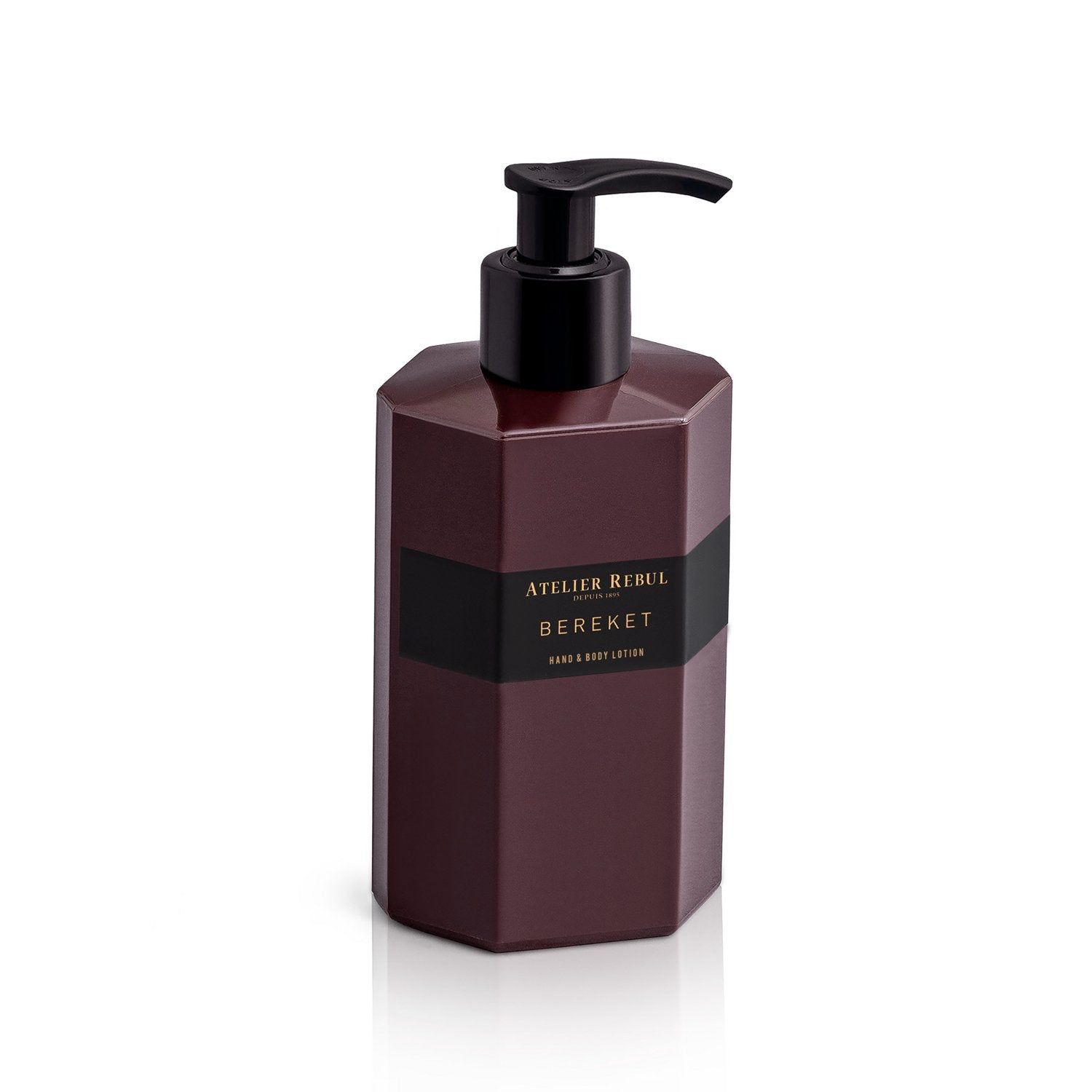 Bordeauxfarbene Lotionflasche mit schwarzem Pumpkopf. Aufschrift: Atelier Rebul Bereket Hand & Body Lotion. Auf weißem Hintergrund.