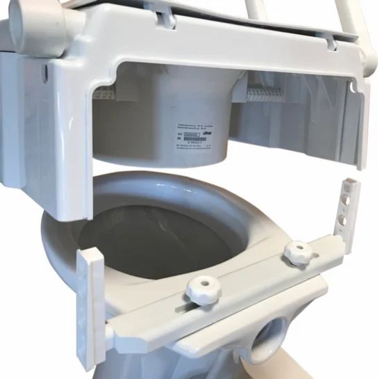 Toilettensitzerhöhung, montiert auf einer Toilette. Weißes Kunststoff, mit Befestigungselementen und Drehknöpfen.