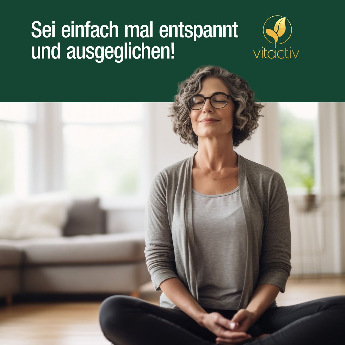 Frau sitzt im Schneidersitz. Sie trägt Brille und graue Kleidung. Text: Sei einfach mal entspannt und ausgeglichen! Vitactiv Logo.