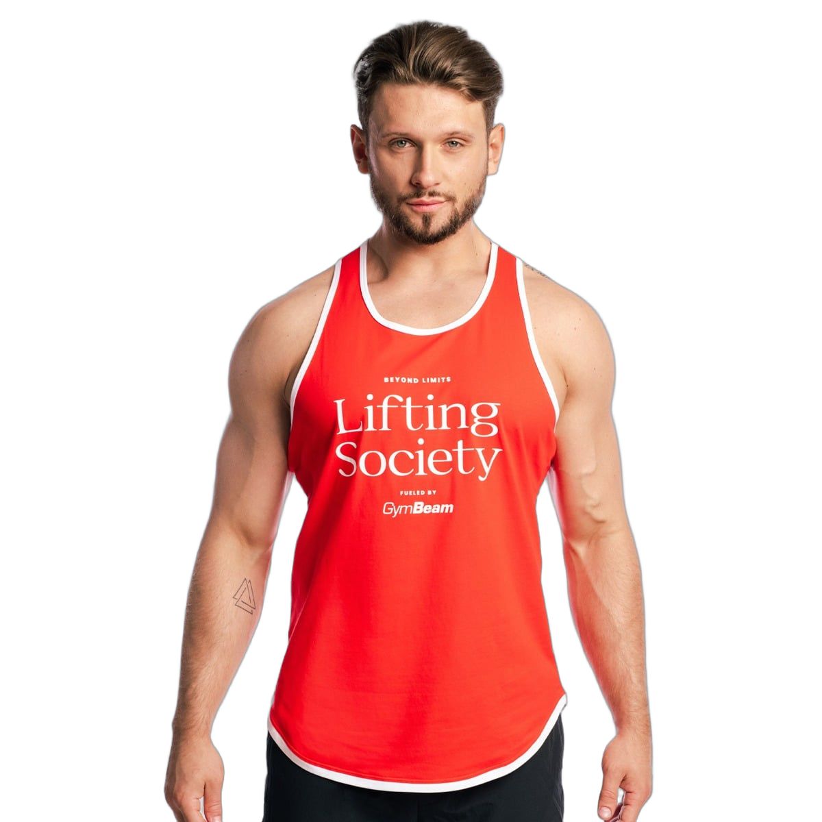 Mann in rotem Tanktop und schwarzen Shorts, von vorne.