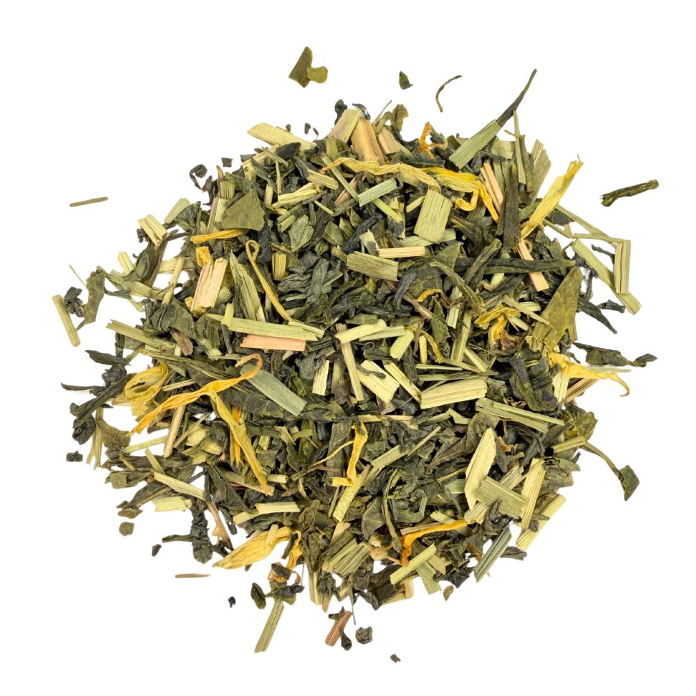 Nahaufnahme von losem grünem Tee mit Zitronengras. Die Mischung besteht aus grünen Teeblättern und gelbem Zitronengras.