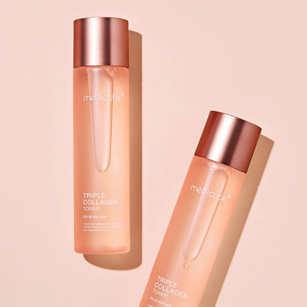 Zwei Flaschen Toner mit rosafarbenem Inhalt und roségoldfarbenen Deckeln. Aufschrift: Medicube, Triple Collagen Toner.
