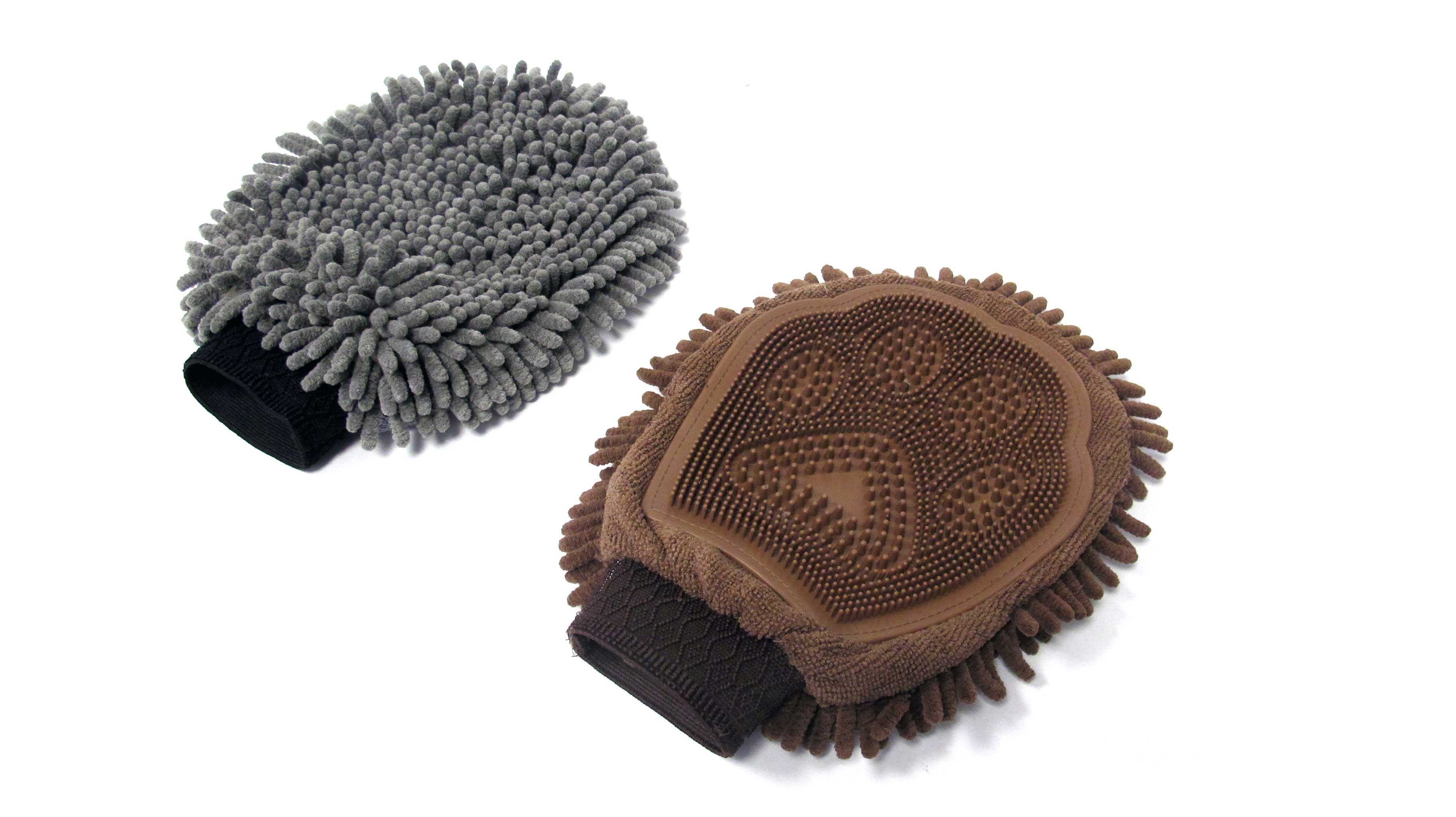 Zwei Trockenpfoten-Handschuhe. Einer grau, einer braun. Beide mit Mikrofasern und Noppen. Schwarze Bündchen.