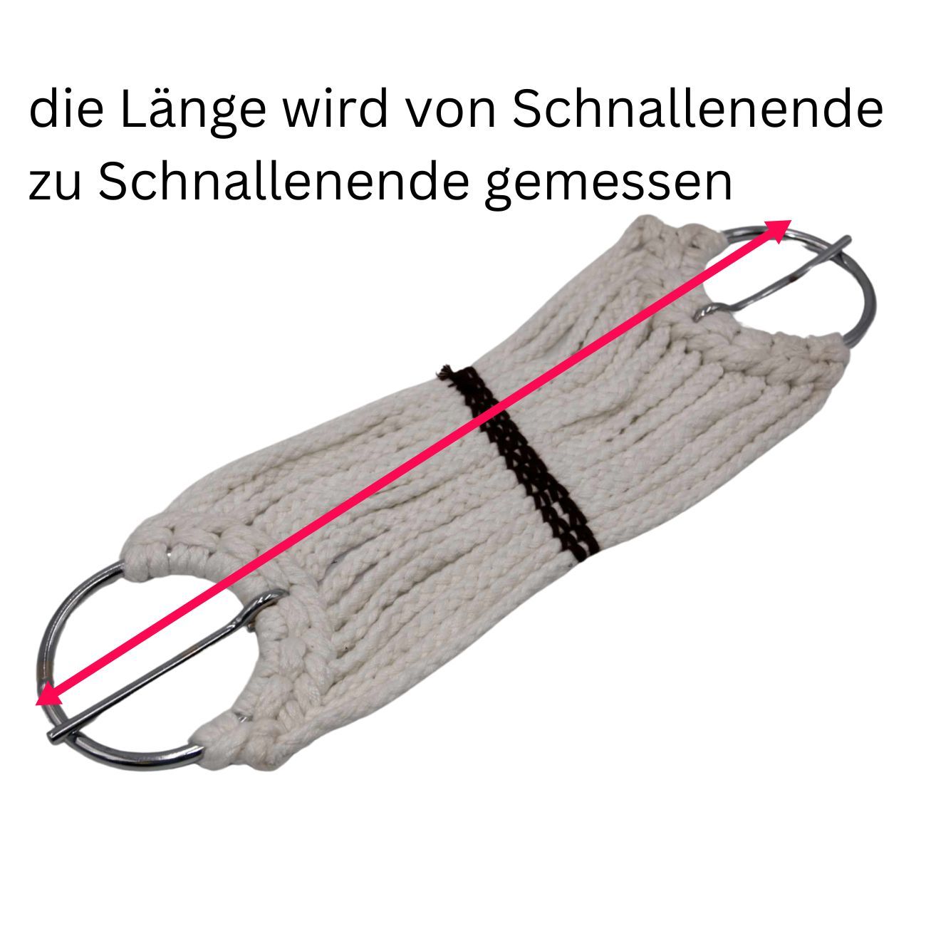 Weißer Sattelgurt mit Metallringen. Die Länge wird von Schnallenende zu Schnallenende gemessen.