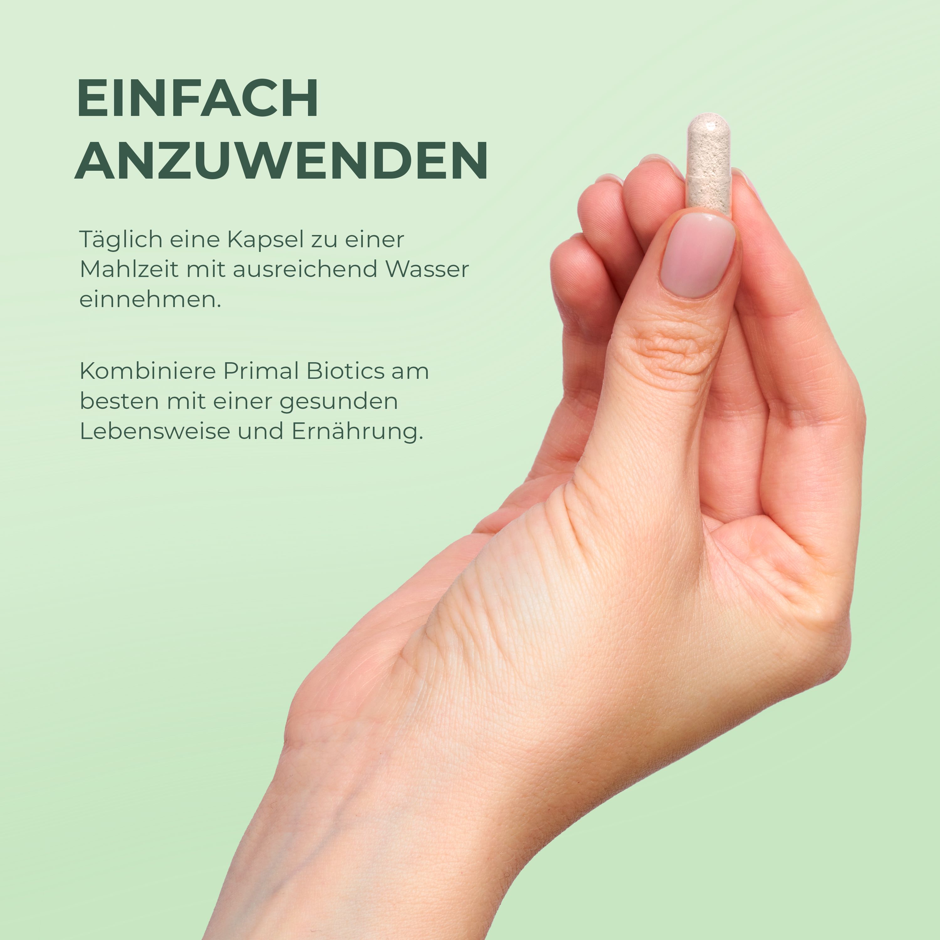 Hand hält eine Kapsel. Aufschrift: Einfach anzuwenden. Täglich eine Kapsel zu einer Mahlzeit einnehmen.