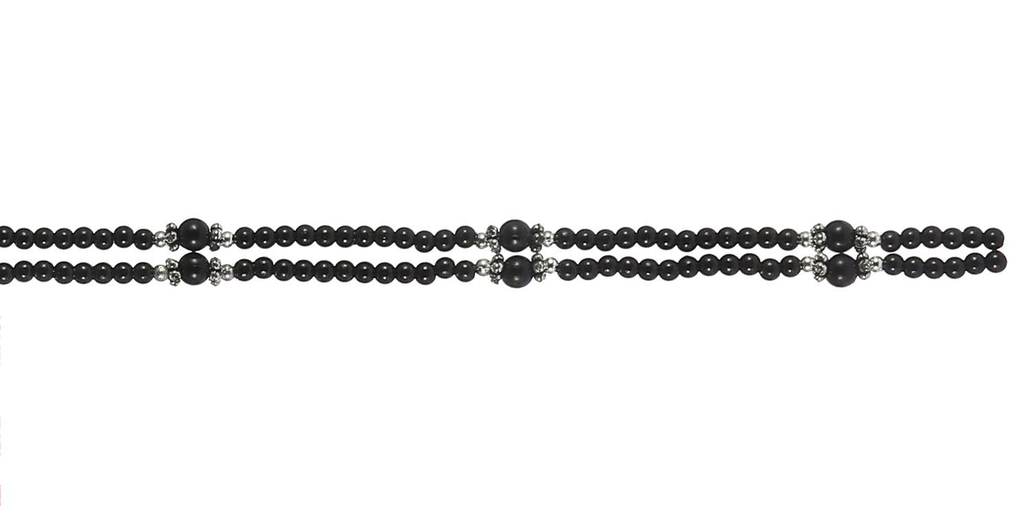 Brillenkette mit schwarzen Perlen und silberfarbenen Elementen. Die Kette ist horizontal angeordnet.