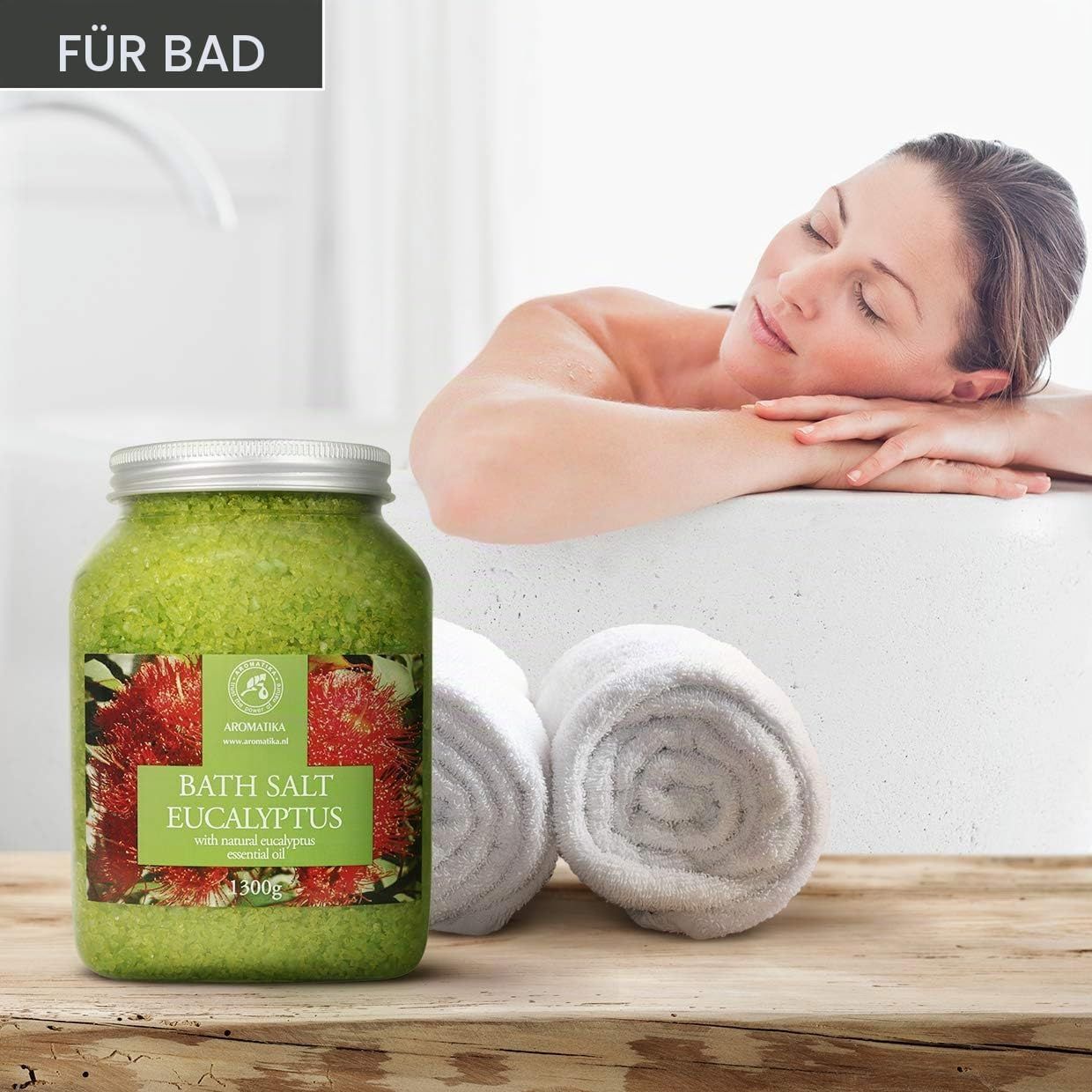 Aromatica Bade-Salz Eukalyptus: Großes Glas mit grünem Badesalz und roter Blüten-Dekoration.