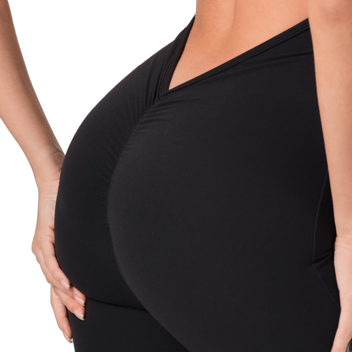 Detailansicht des Gesäßbereichs eines schwarzen Damen-Jumpsuits mit Raffung.