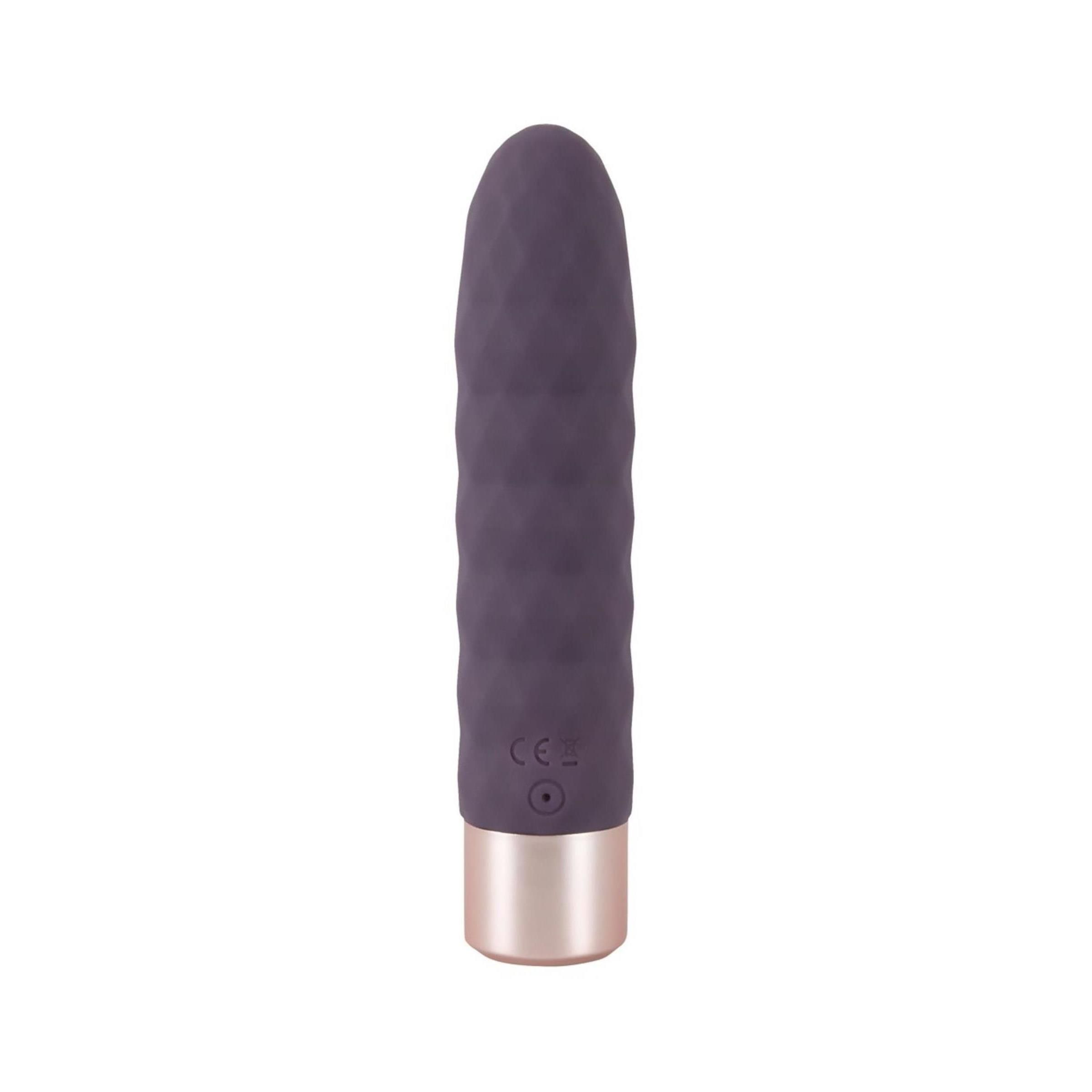 Dunkelvioletter Vibrator mit geriffelter Oberfläche. Goldfarbener Sockel. CE-Kennzeichnung. Zylindrische Form.