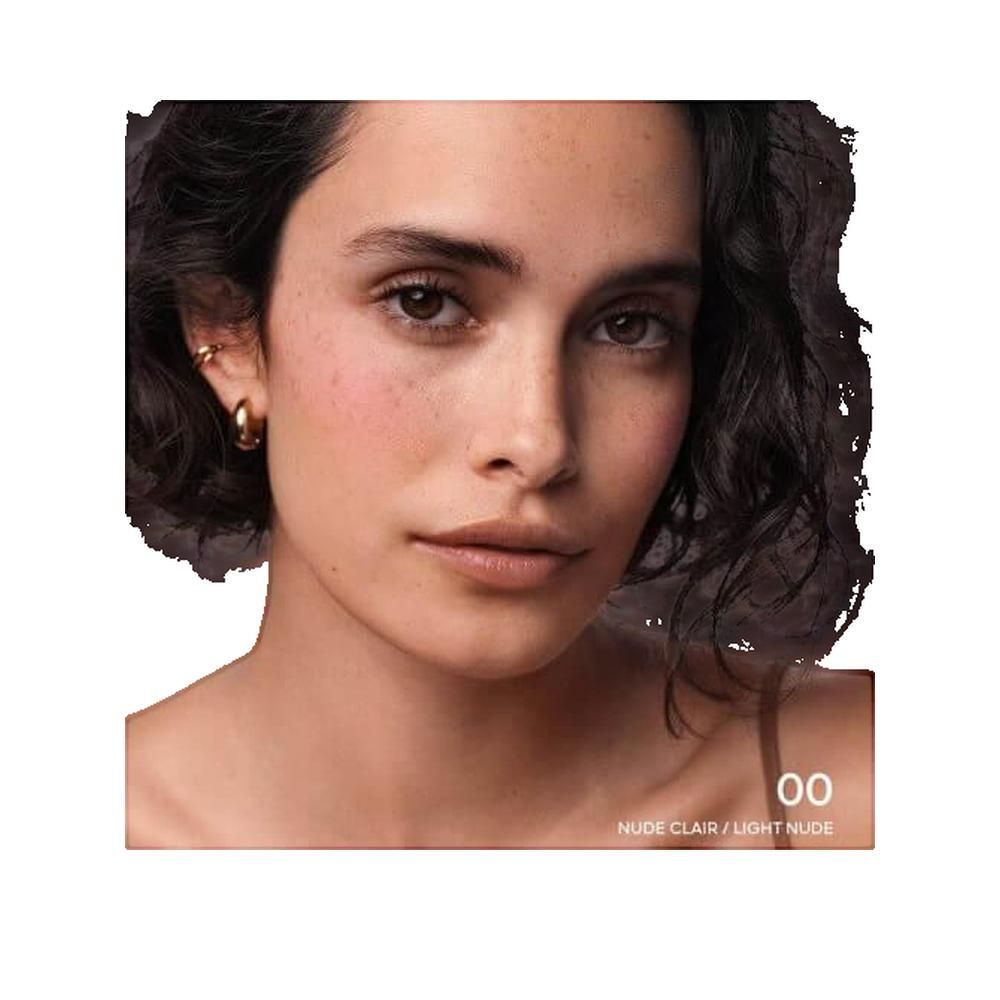 Porträt einer Frau mit Rouge auf den Wangen. Unten rechts steht "00 NUDE CLAIR / LIGHT NUDE".