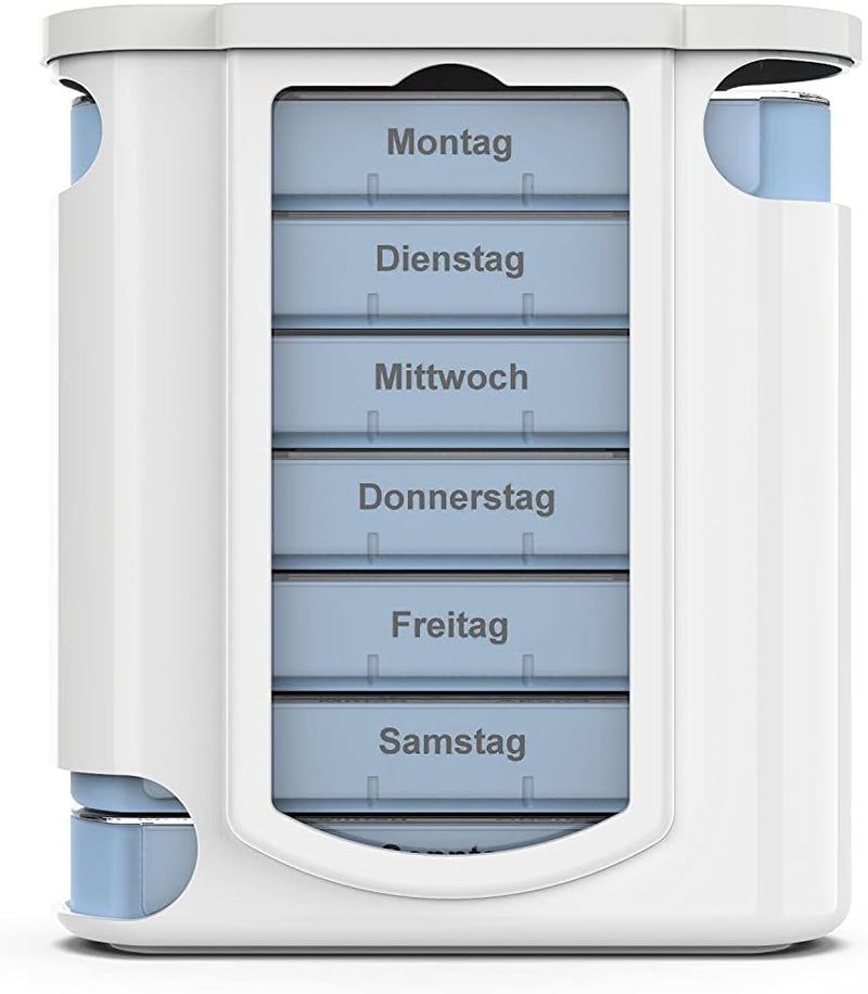Weiße Tablettenbox mit blauen Schubladen, beschriftet mit Wochentagen. Nahaufnahme.