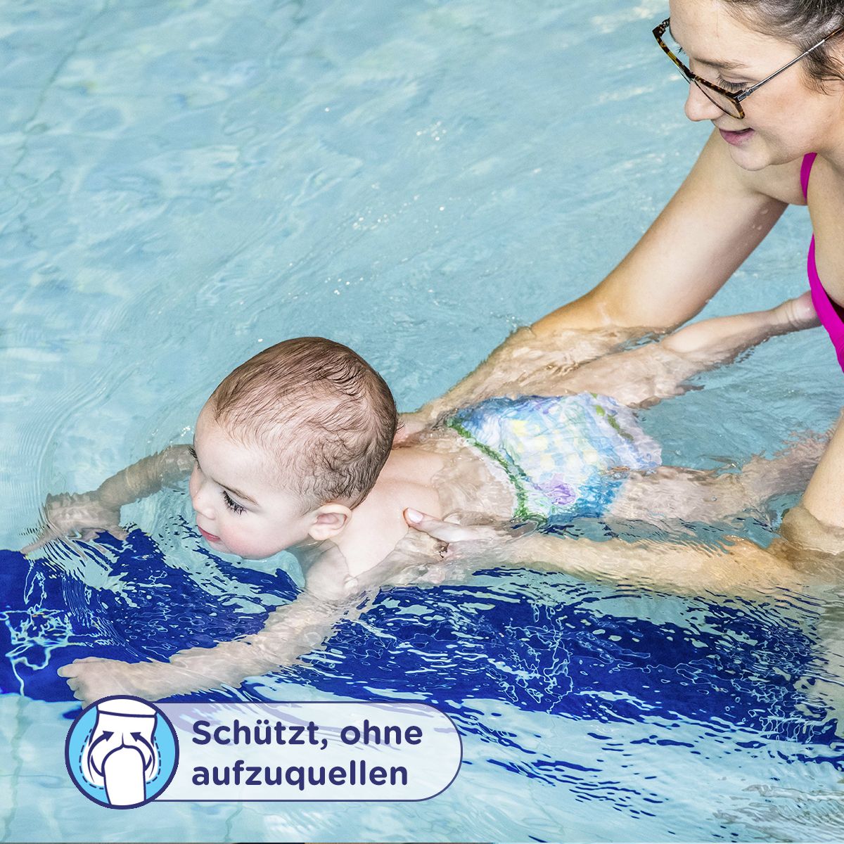 Baby im Wasser mit Schwimmwindel. Frau hilft. Schützt, ohne aufzuquellen-Symbol.