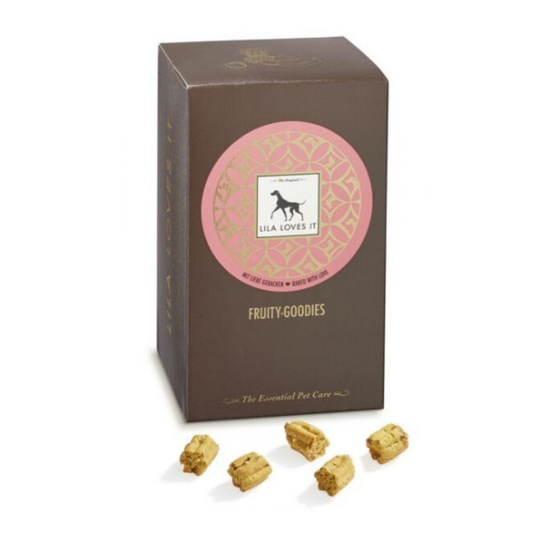 Braune Kartonverpackung mit rosa Logo. Aufschrift: Fruity-Goodies. Darunter liegen 5 Hundekekse.