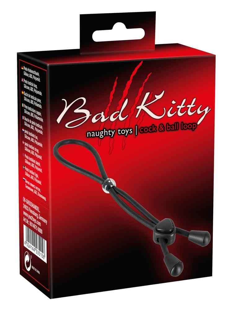 Schwarze Produktverpackung mit rotem Hintergrund. Aufschrift "Bad Kitty" und "cock & ball loop". Produkt: schwarze Penisschlaufe mit flexibler Schlaufe.