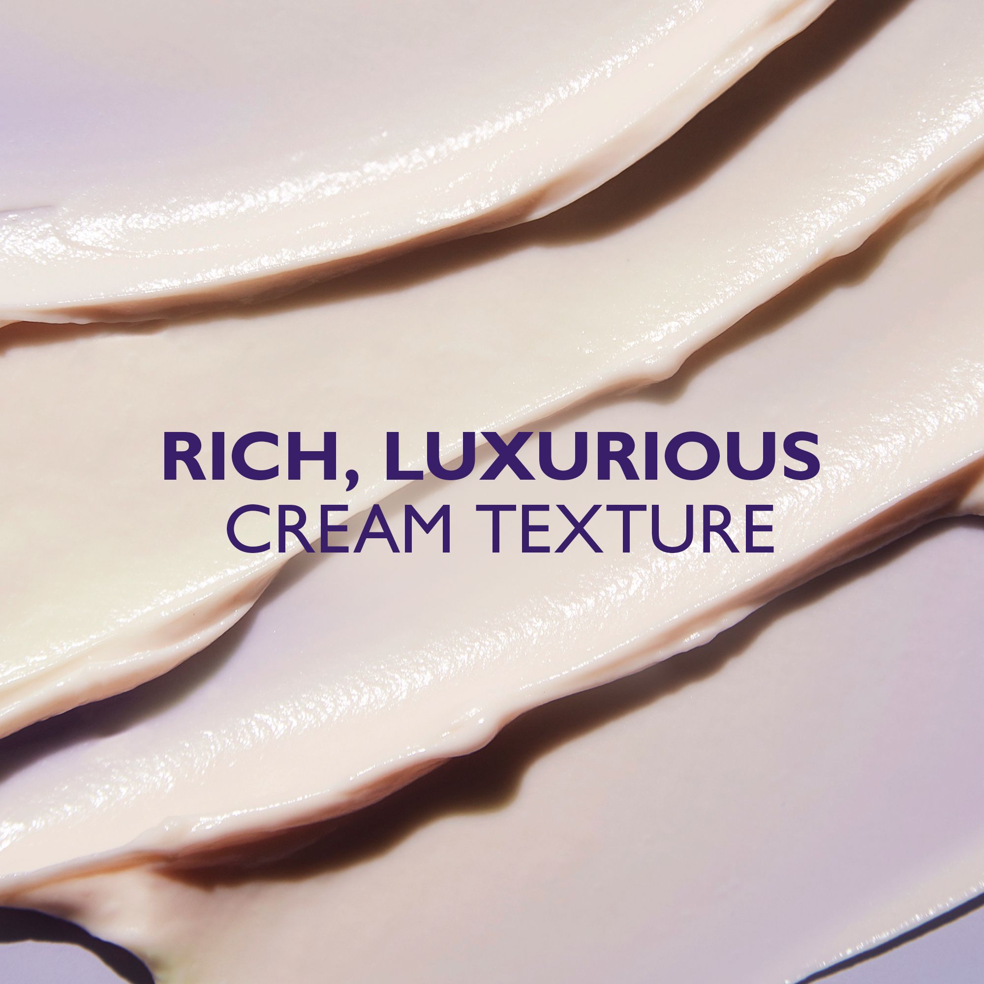 Nahaufnahme der cremigen Textur. Text: Reichhaltige, luxuriöse Creme-Textur.