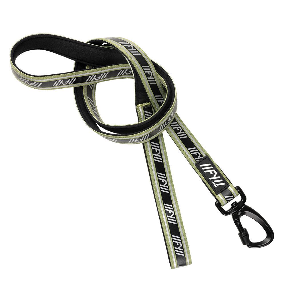 FuzzYard Active Hunde Cityleine. Schwarze Leine mit grün-weißem Streifenmuster und dem Markennamen. Schwarzer Karabinerhaken. Die Leine ist geknotet, um die Länge zu veranschaulichen.