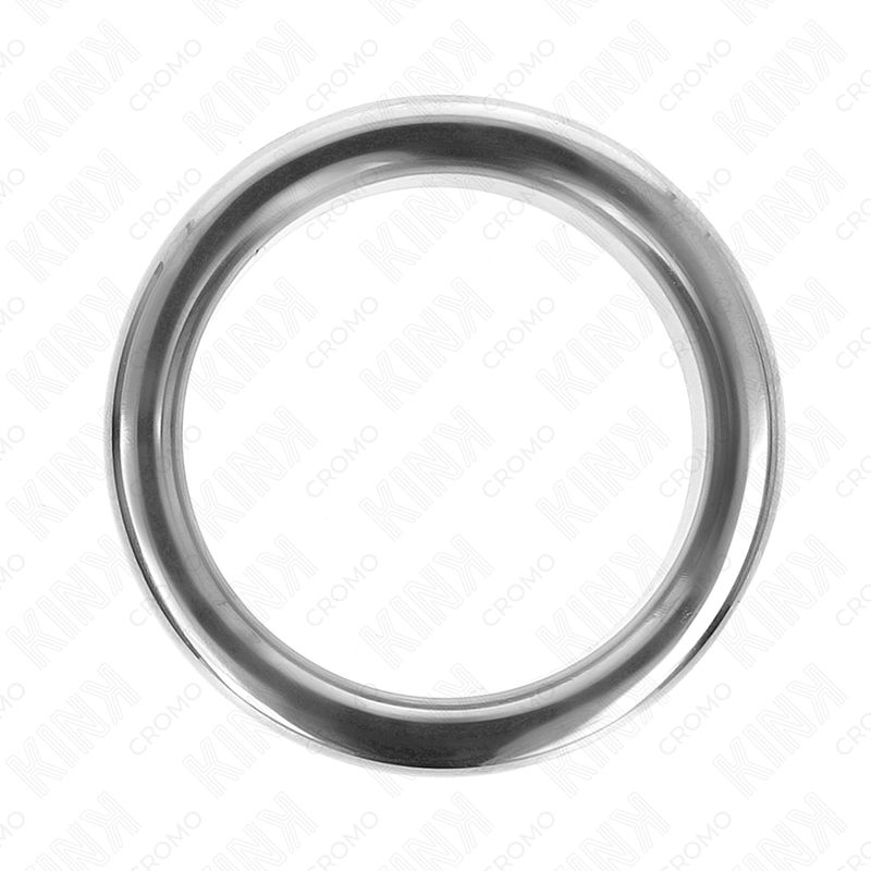 Metall Penisring. Glänzendes, silberfarbenes Material. Runde Form. Kink-Logo im Hintergrund.