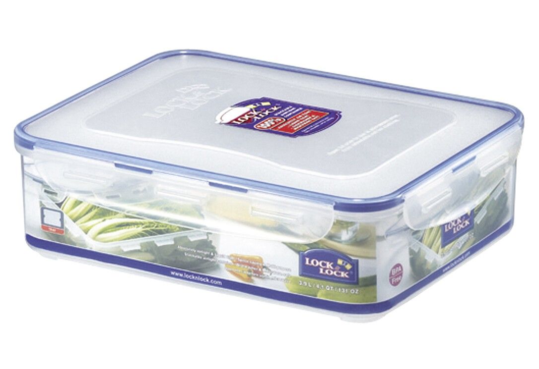 Rechteckige Frischhaltedose mit blauem Deckel und Verschlüssen. Durchsichtiges Material, Inhalt sichtbar. Lock & Lock Logo.