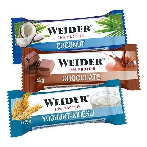 Drei Weider Fitnessriegel. Kokosnuss, Schokolade und Joghurt-Müsli. Verpackung mit Produktnamen, Proteinanteil und Geschmacksrichtung.