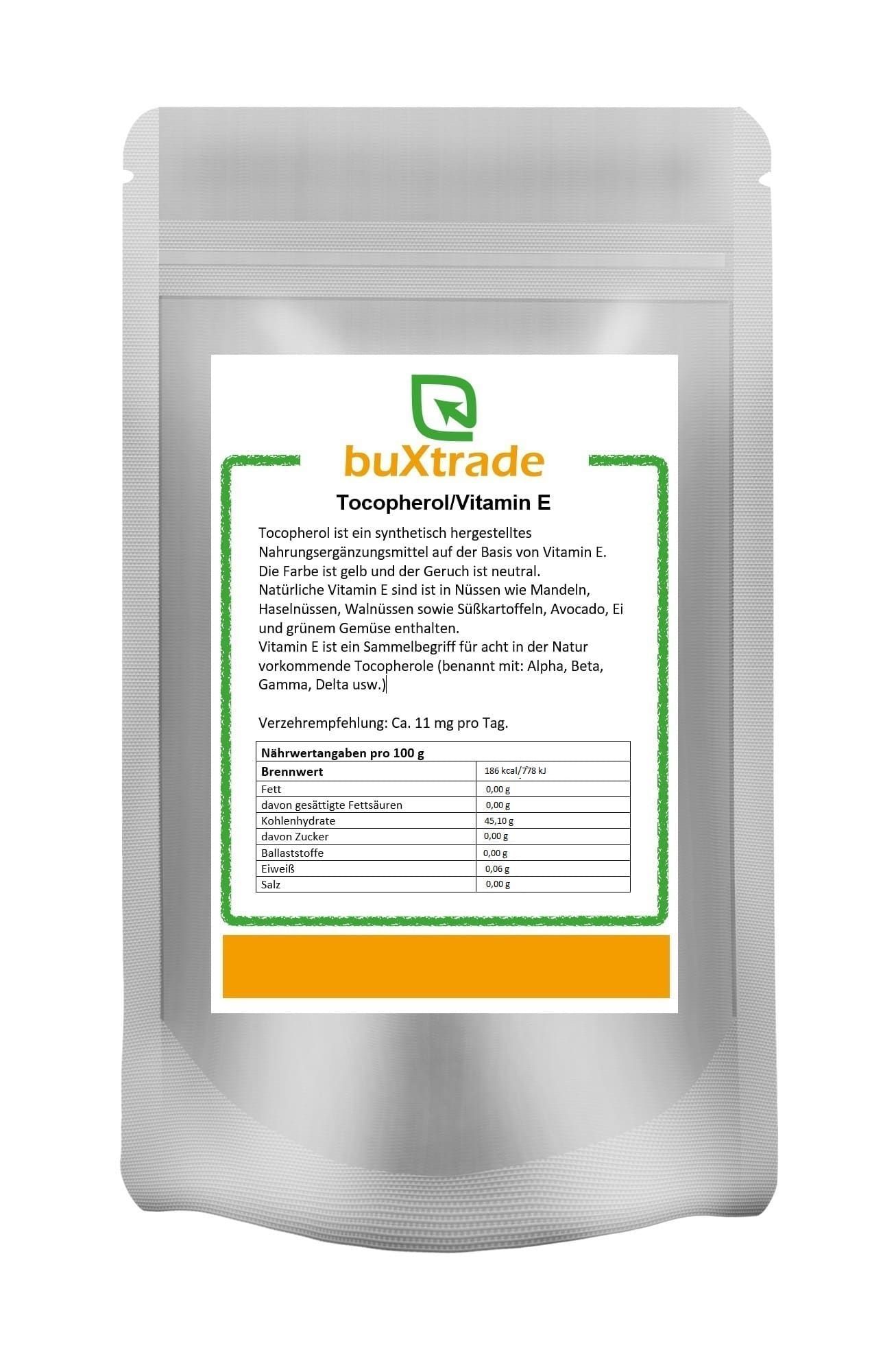 Beutel mit weißem Etikett. Aufschrift: buXtrade Tocopherol/Vitamin E. Grüne Umrandung. Nährwertangaben. Text in deutscher Sprache.
