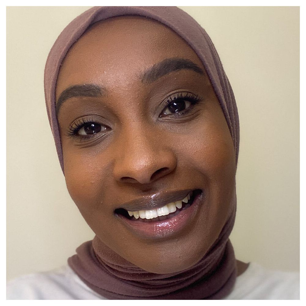 Porträt einer Frau mit Concealer. Sie trägt einen Hijab.