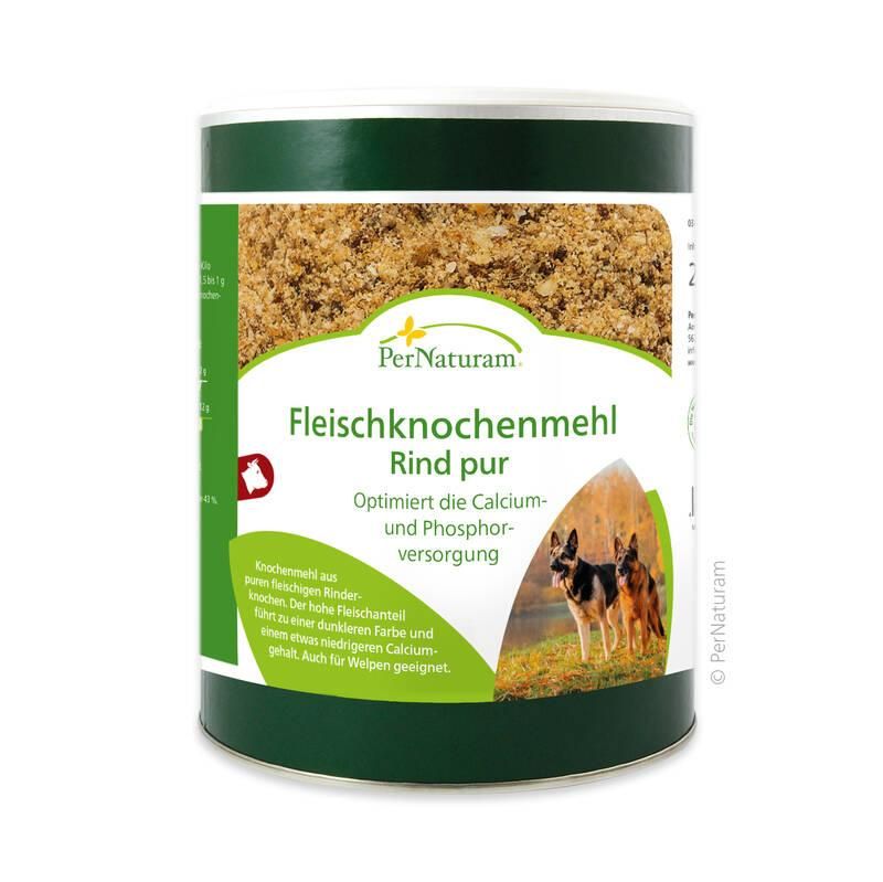 Dose Fleischknochenmehl Rind pur. Grün-weißes Etikett mit Produktinformationen und Abbildung von Hunden. PerNaturam Logo.