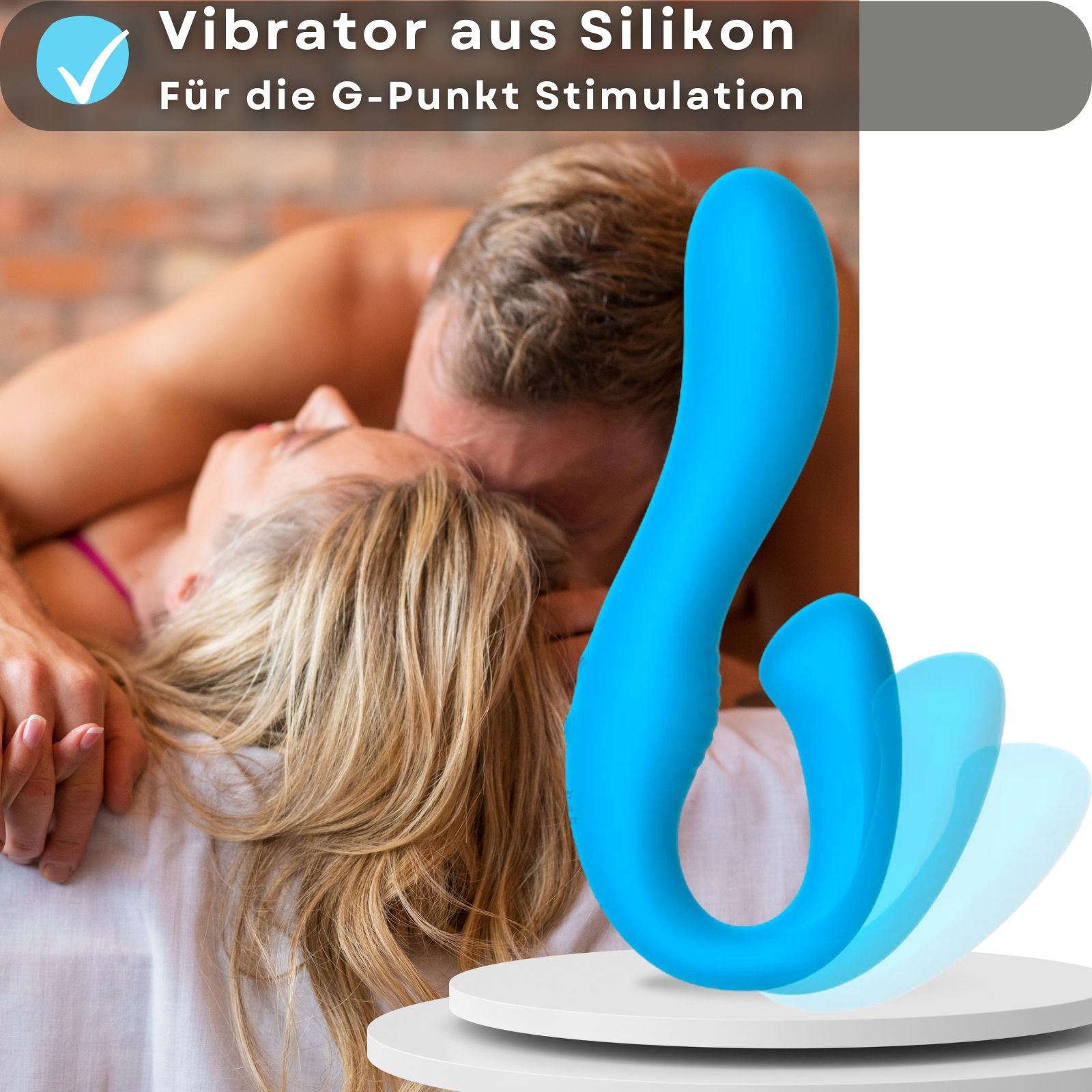 Blauer Silikon-Vibrator. G-Punkt Stimulation. Hintergrund: Paar. Auf Podest.