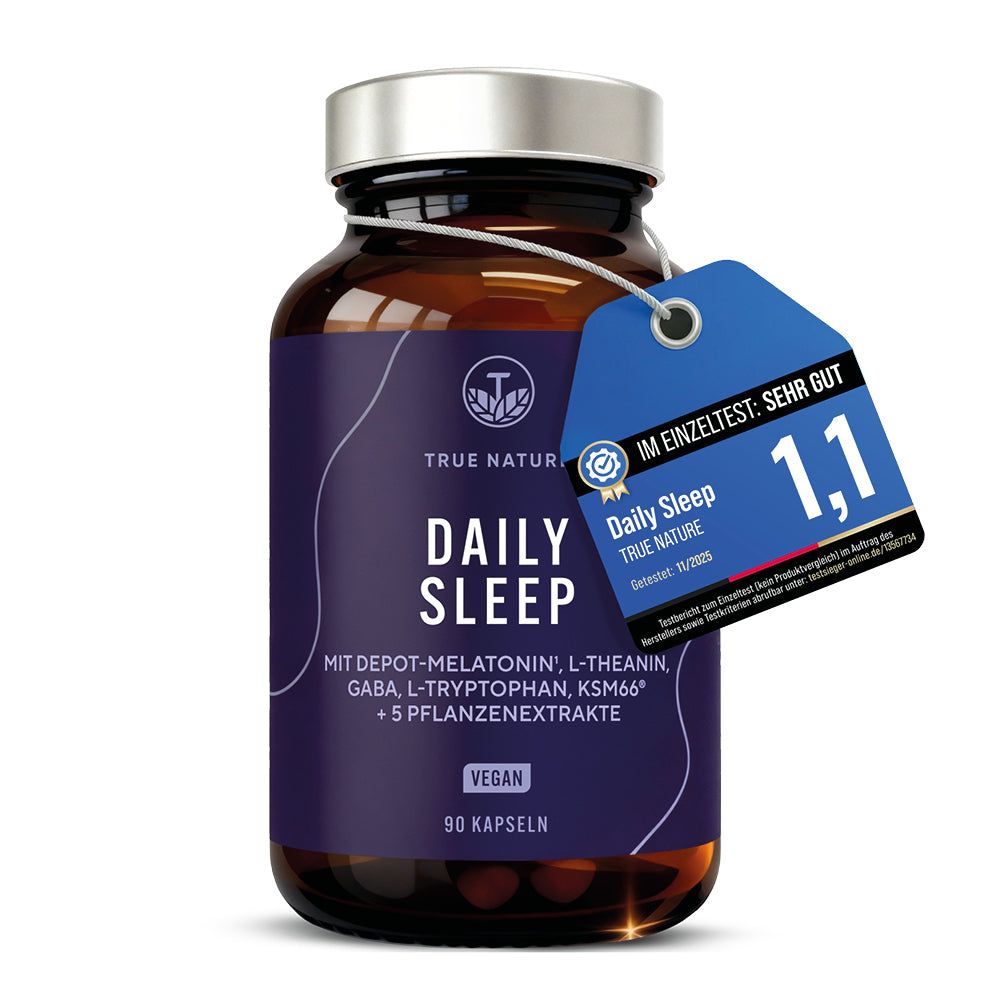 Braune Glasflasche mit TRUE NATURE DAILY SLEEP Kapseln, 90 Stück. Mit Siegel 'Im Einzeltest: Sehr Gut'.