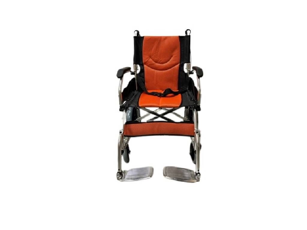 Frontansicht eines Rollstuhls. Orangefarbene Sitzfläche und Rückenlehne. Schwarze Armlehnen und Rahmen. Fußstützen.