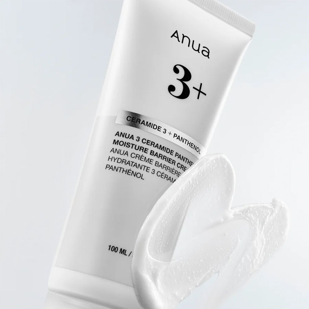 Weiße Tube mit Anua 3+ Ceramide Panthenol Feuchtigkeitscreme. Creme ist auf der Seite aufgetragen.
