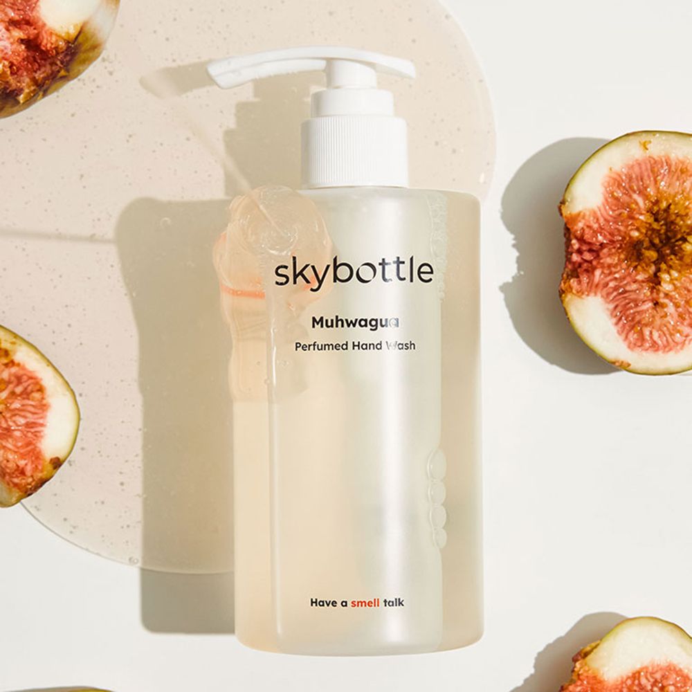 Flasche mit Pumpe, Feigenstücke. Aufschrift: skybottle, Muhwagua, Perfumed Hand Wash. Untertitel: Have a smell talk.