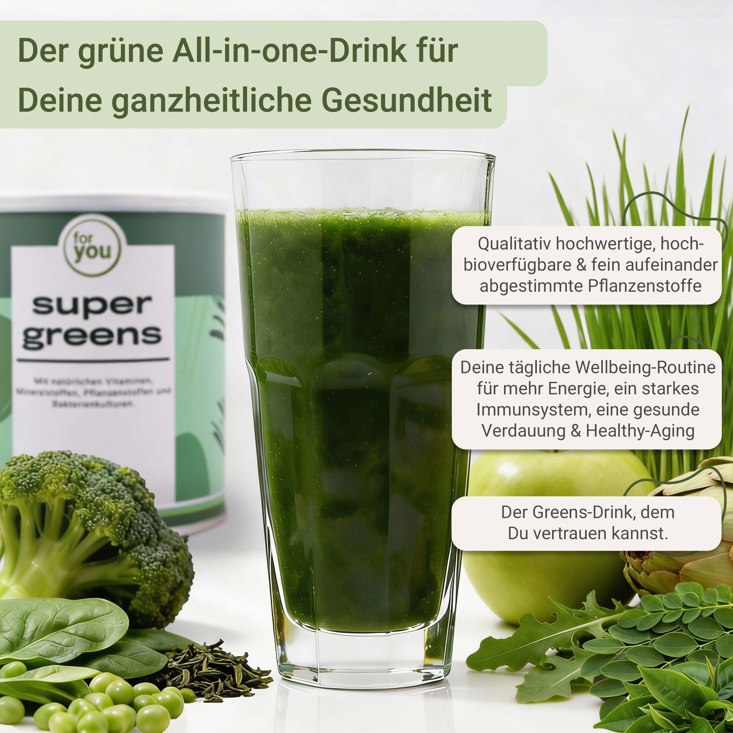 Glas mit grünem Super Greens Drink, daneben Brokkoli, Spinat, Apfel und Kräuter. Dose im Hintergrund. Text über Vitalstoffe und Immunsystem.