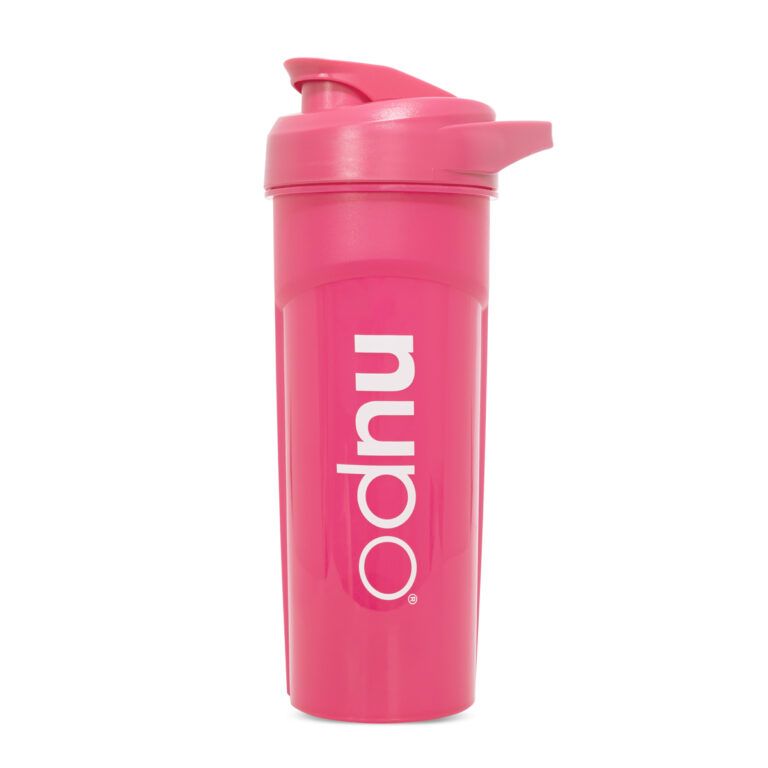 Pinkfarbener Shaker mit geschlossenem Deckel. Weißes Logo. Kunststoff.