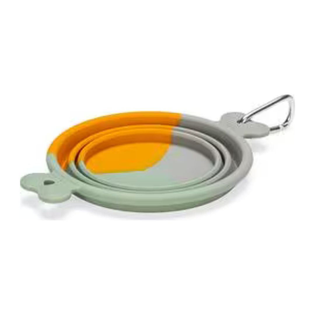 Zusammengefalteter Napf, orange, grau und mintfarben. Mit Karabinerhaken und Ösen. Flach.