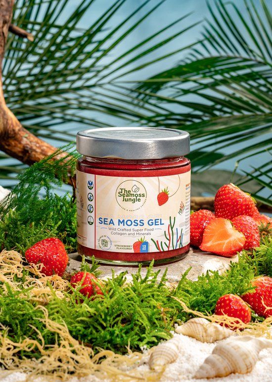 Glas mit rotem Gel, Erdbeeren und Seegras. Aufschrift: Sea Moss Gel, Erdbeergeschmack. Mit Logo.