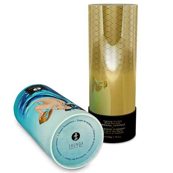 Zwei zylindrische Verpackungen. Eine mit goldenem Muster, eine mit Frau im Wasser. Marke Shunga. Text: Oriental Crystals.