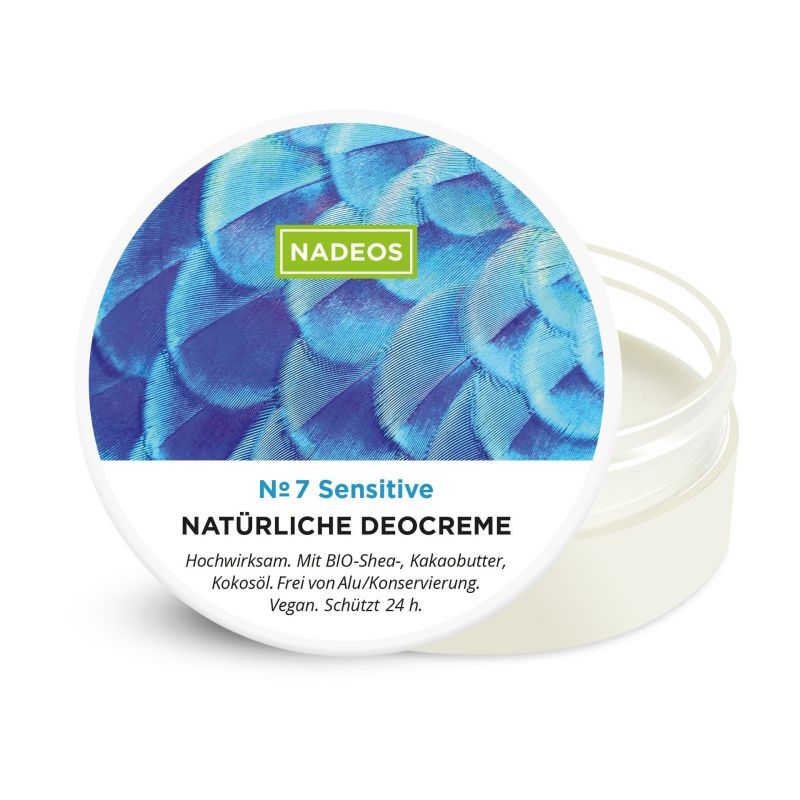 Deocreme in einem transparenten Tiegel. Deckel mit blauem Feder-Muster und Produktinformationen. Marke: NADEOS.
