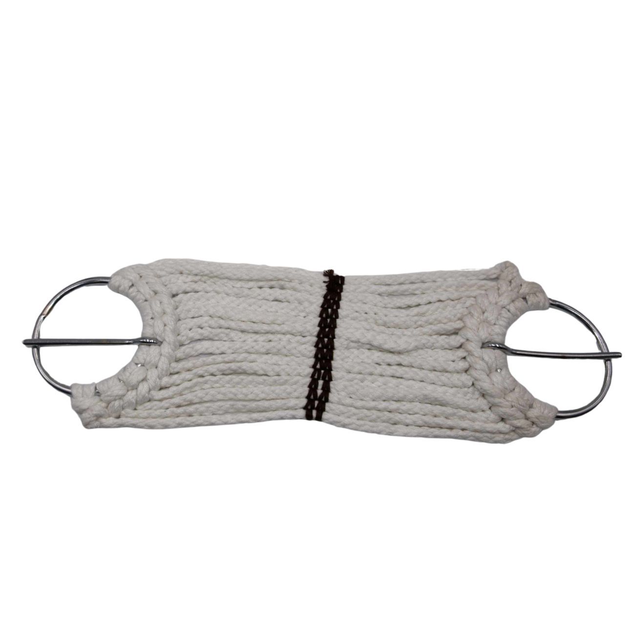 Weißer Sattelgurt mit Metallringen und braunem Mittelteil.