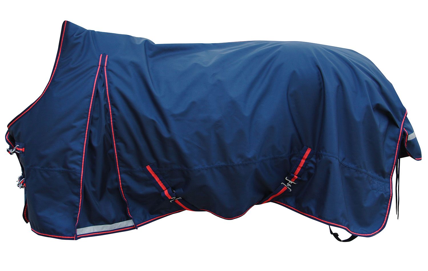 Blaue Pferdedecke mit roter Einfassung. Sichtbare Verschlüsse und Gurte. Reflektierende Elemente.