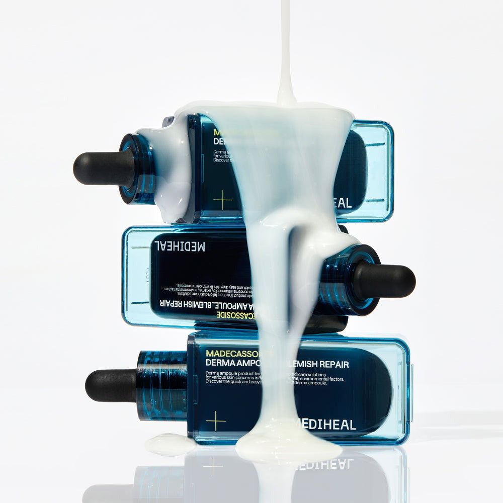 Drei MEDIHEAL Madecassoside Derma Ampulle Blemish Repair Flaschen, übereinander gestapelt, mit Produktflüssigkeit.