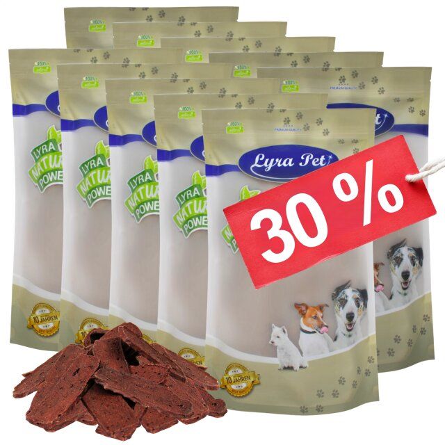 Mehrere Beutel Lyra Pet Rindfleischstreifen mit 30% Rabatt-Schild. Einige Streifen liegen davor.