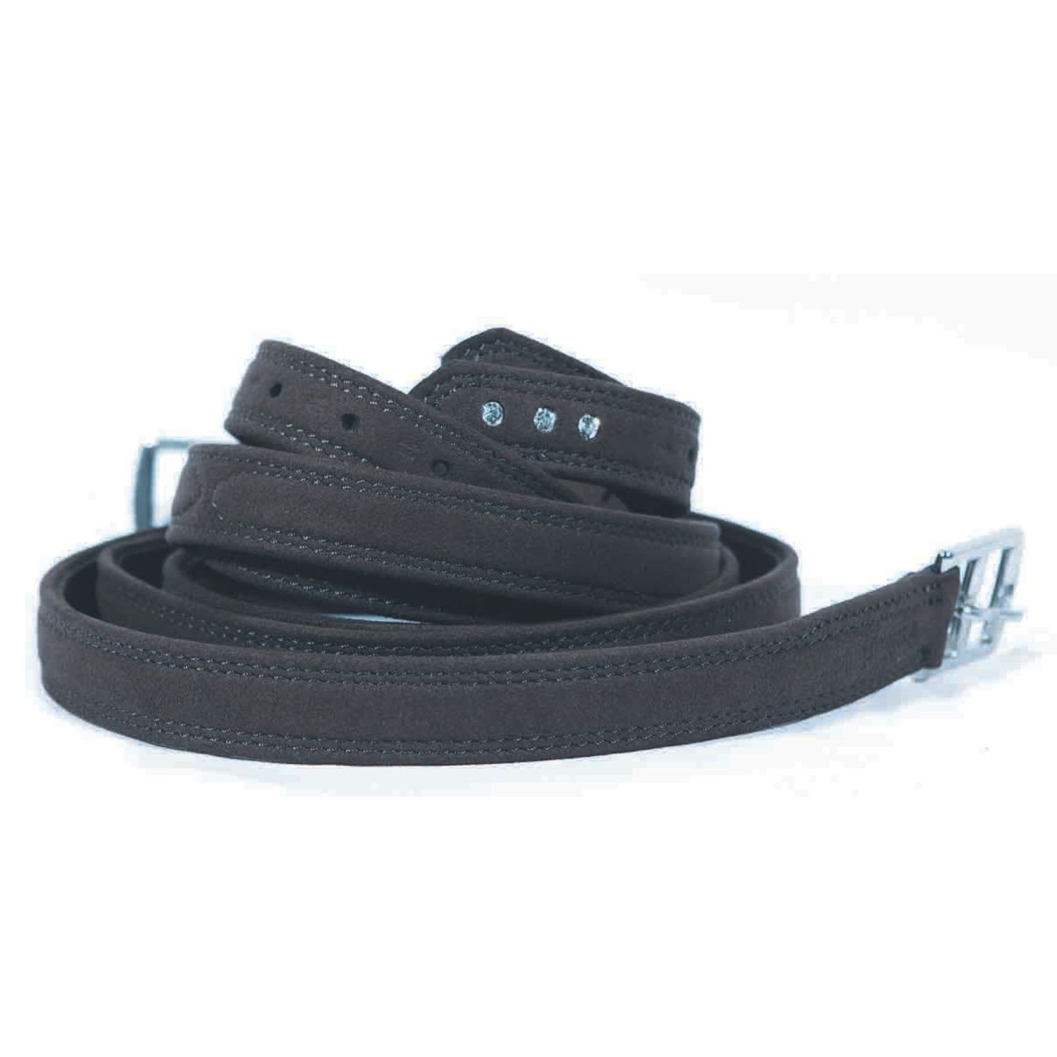 Dunkelbraune Steigbügelriemen mit Kristallen. Metallverschlüsse. Aufgerollt, vor weißem Hintergrund.