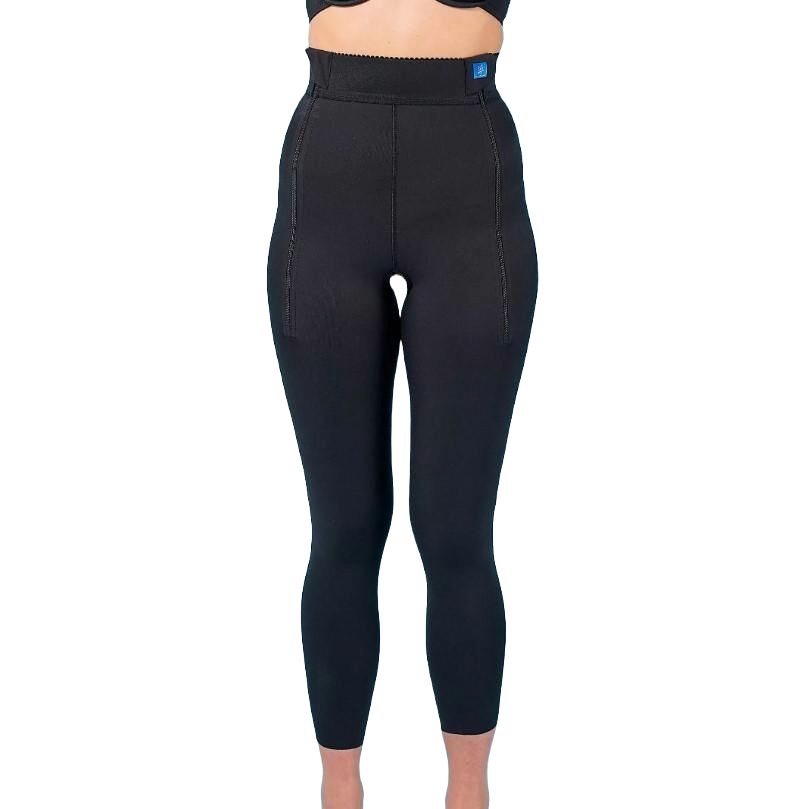 Schwarze Kompressions-Leggings mit hohem Bund. Seitliche Nähte, blaue Markierung. Blick von vorne.