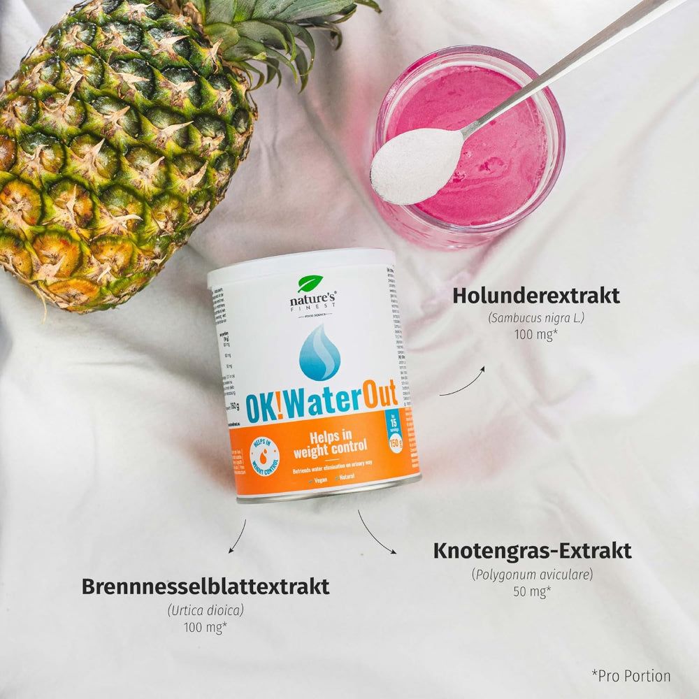 Dose OK!WaterOut, Ananas, Glas mit rosa Flüssigkeit, Löffel. Text: Brennnesselblattextrakt, Knotengras-Extrakt, Holunderextrakt.