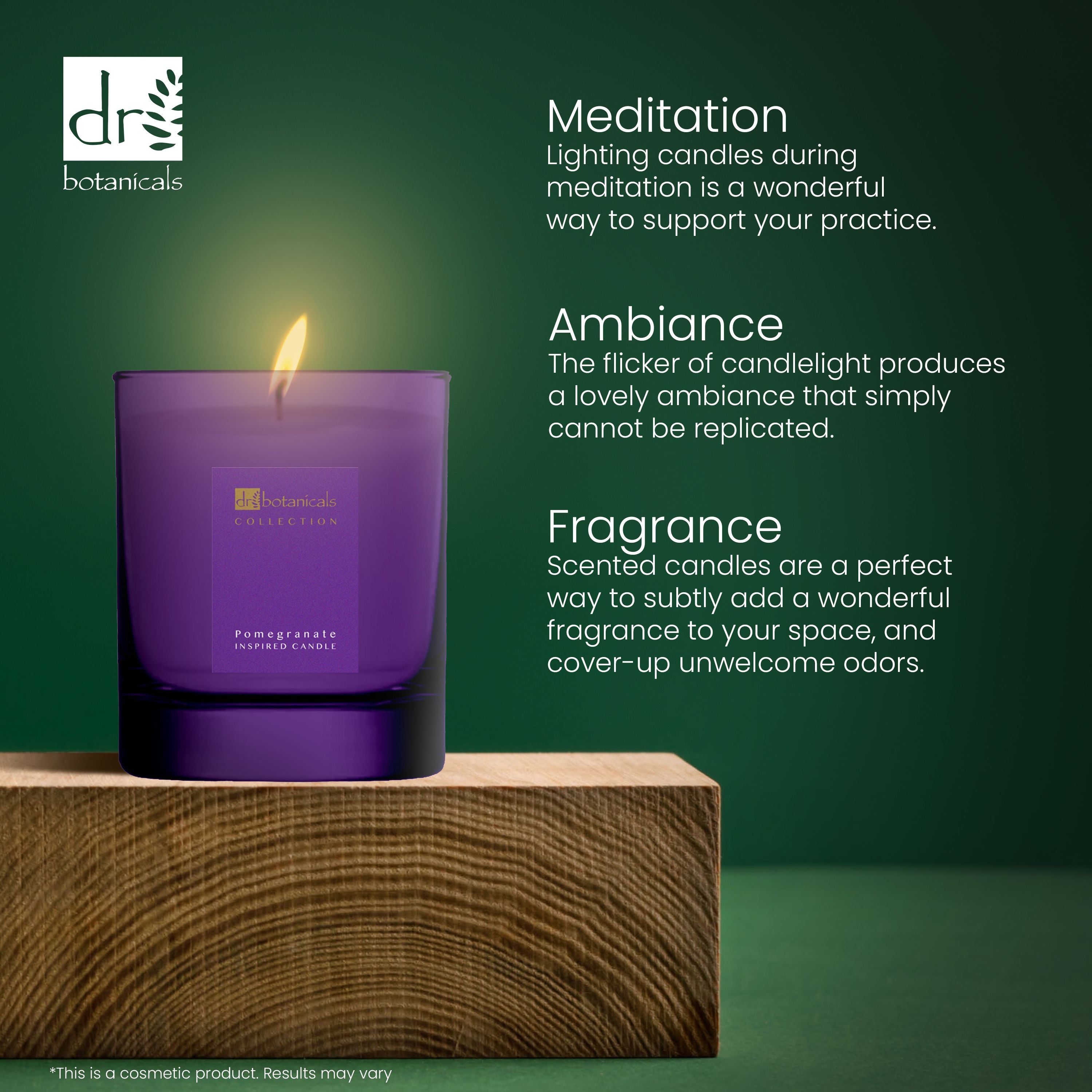 Violette Kerze auf Holzblock. Flamme brennt. Text über Meditation, Ambiente und Duft.
