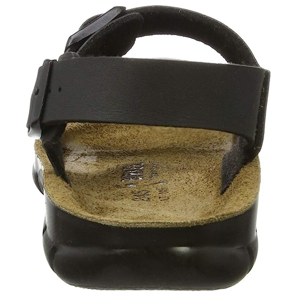 Schwarze Sandale mit einem Riemen und Schnalle. Korkfußbett. Schwarze Sohle.